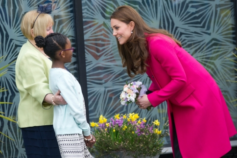 Kate Middleton: Η elegant εμφάνισή της με φούξια παλτό στον 8ο μήνα της εγκυμοσύνης