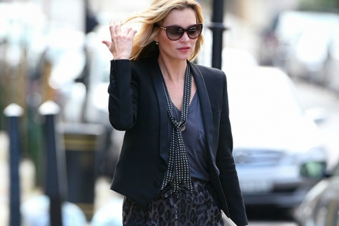Kate Moss : Το διάσημο μοντέλο σου δείχνει πώς κάνεις στιλ με ένα μόνο αξεσουάρ