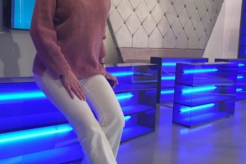 Street style : Η Κατερίνα Καινούργιου συνδυάζει ιδανικά το λευκό παντελόνι