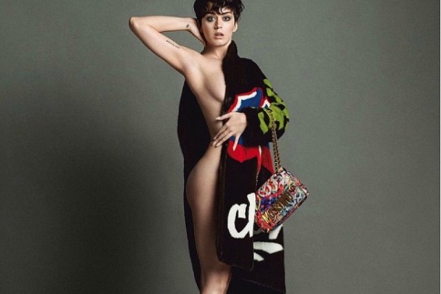 Katy Perry: Γδύνεται με στιλ για τη Moschino