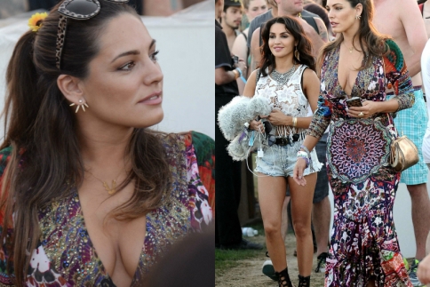 Kelly Brook: Η sexy boho εμφάνισή της με βαθύ ντεκολτέ