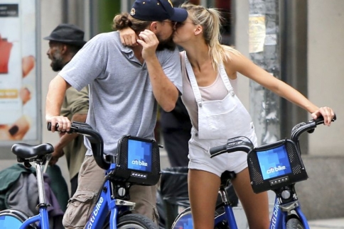 Leonardo DiCaprio: Φιλιά με την Kelly Rohrbach στη μέση του δρόμου!