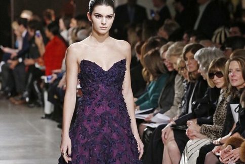 Kendall Jenner: Για αυτό την ζηλεύει η Kim;  Έλαμψε στο catwalk με Oscar de la Renta