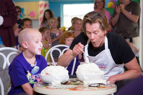 Kevin Bacon: Έχασε σε διαγωνισμό ταχυφαγίας από έναν 7χρονο 