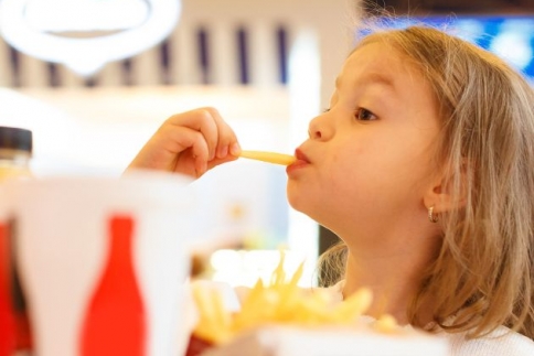 Οι βλαβερές συνέπειες που έχει το Fast Food στα παιδιά - Κεντρική Εικόνα