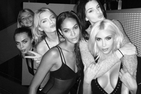Kim Kardashian: Η selfie με τα super models στην Fashion Week