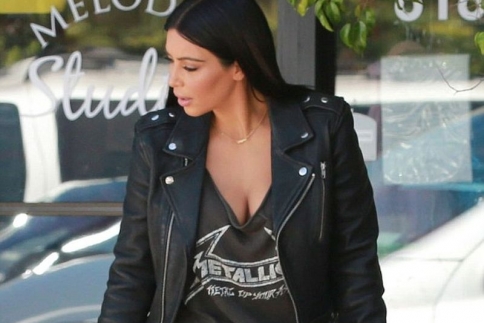 Kim Kardashian: Με μπλούζα Metallica και πληθωρικό ντεκολτέ για ψώνια