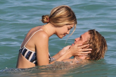 Gigi Hadid: Βουτιές και… αγκαλιές με τον Cody Simpson