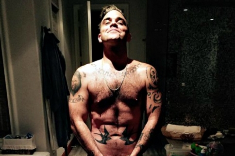 Robbie Williams: Γδύθηκε για τα γενέθλια του!