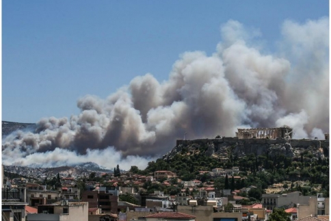 Η Ελλάδα ξενυχτά με τον φόβο του αέρα και της φωτιάς