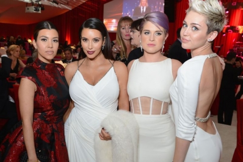 Μέχρι και η Miley Cyrus τρολάρει την Kim Kardashian