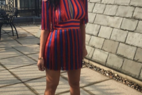 Street style: Η Kourtney Kardashian λέει ναι στο χρωματιστό ριγέ φόρεμα το καλοκαίρι