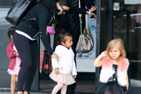 Kourtney Kardashian: Αγκαλιά με την κόρη και την ανηψιά στο μάθημα μπαλέτου