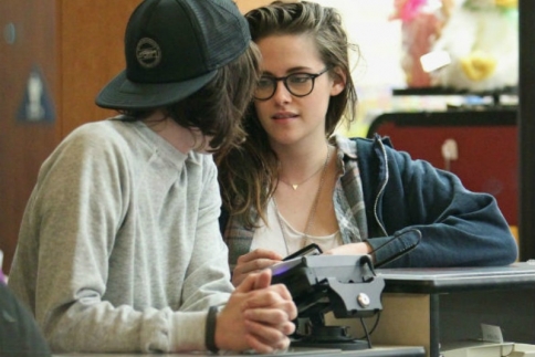 Τι συμβαίνει με την Kristen Stewart; Μετά τον Pattinson κοιμάται με γυναίκες; 