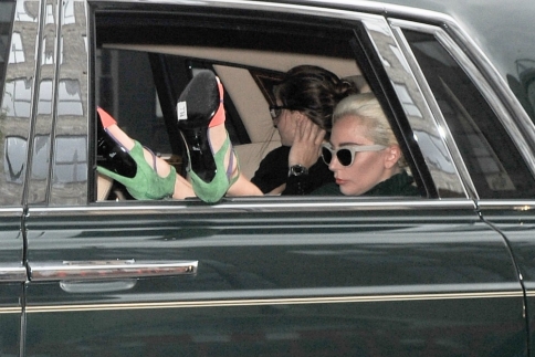 Lady Gaga: Στη Rolls Royce με τα πόδια έξω από το παράθυρο 