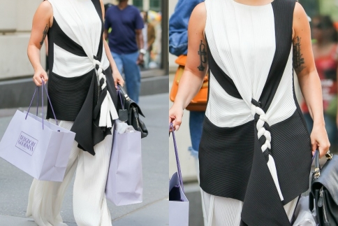 Hot or Not : Ποια τραγουδίστρια πήγε για ψώνια φορώντας αυτό το ασπρόμαυρο σύνολο;