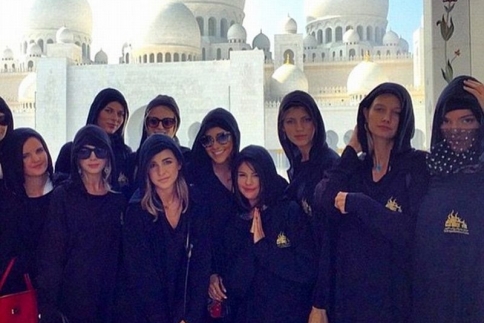 Μοντέλα με μπούργκα! Kendall Jenner-Gigi Hadid στο Abu Dhabi