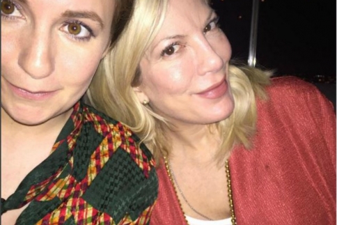 Girls? Ποια είναι η κυρία δίπλα στην Lena Dunham;