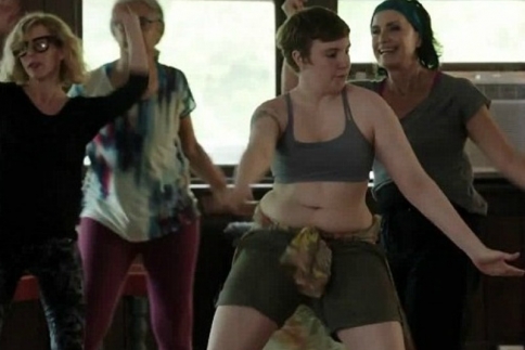 Lena Dunham: Χορεύει χωρίς αύριο με ένα αθλητικό μπουστάκι 