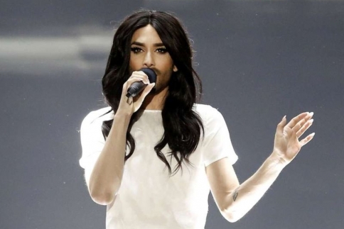 Conchita Wurst: Έτσι έχει μέση δαχτυλίδι