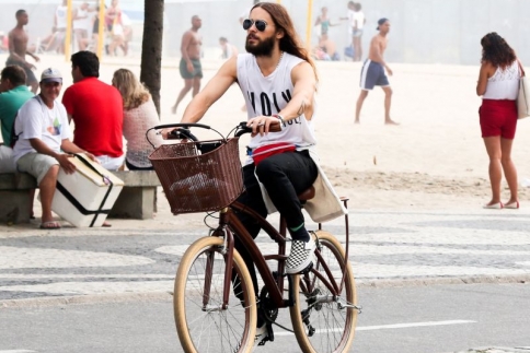 Jared Leto: Βόλτα με το ποδήλατο στο Rio