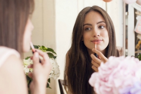 Ομορφιά 2016 : Ξεκίνησε τη Δευτέρα σου με τα πιο σέξι lip gloss (ρεπορτάζ αγοράς)