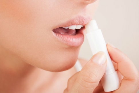 Γιατί πρέπει να απλώνεις lip balm στα χείλη σου πριν κοιμηθείς (plus: ρεπορτάζ αγοράς με τα καλύτερα)