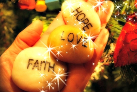 Αγάπη, ελπίδα, ευγνωμοσύνη. Αυτό είναι το αληθινό πνεύμα των Χριστουγέννων