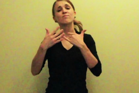 Μια κοπέλα στο YouTube «τραγουδάει» στη νοηματική γλώσσα