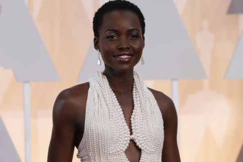 Lupita Nyong’o: Επιστράφηκε το κλεμμένο φόρεμα επειδή ήταν ψεύτικο!