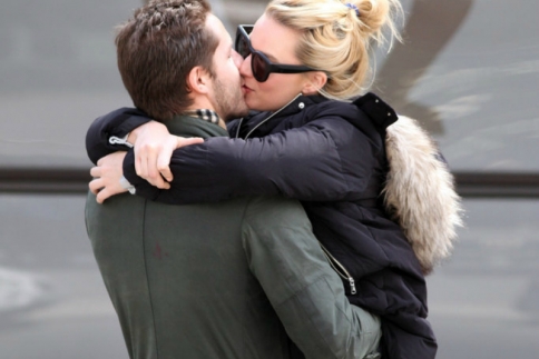 Margot Robbie: Καυτά φιλιά με τον σύντροφό της στη μέση του δρόμου