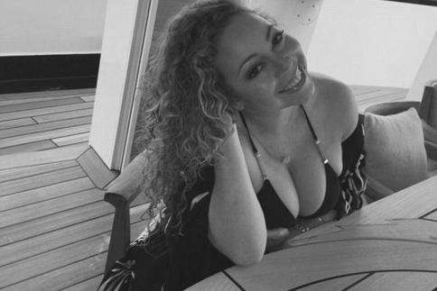 Mariah Carey: Η selfie και το φόρεμα που ξεχείλιζε!