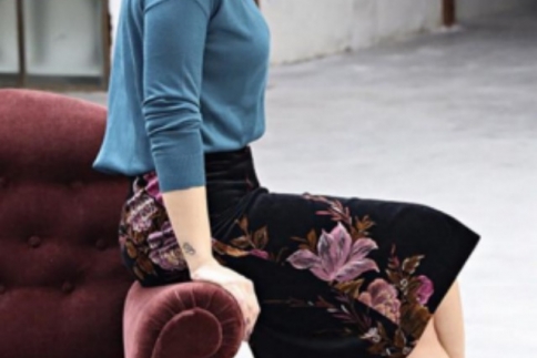 Street style : H Μαρία Ηλιάκη σου προτείνει τον chic τρόπο για να συνδυάσεις την floral midi φούστα