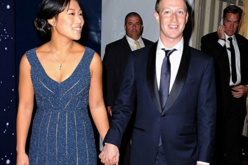 Τουλάχιστον δεν εμφανίστηκε με φούτερ! Ο Mark Zuckerberg φόρεσε μπλε κοστούμι σε black tie event