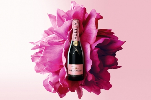 Η Moët & Chandon κλείνει το μάτι στη μεγαλύτερη γιορτή αγάπης με τον πιο αντισυμβατικό τρόπο