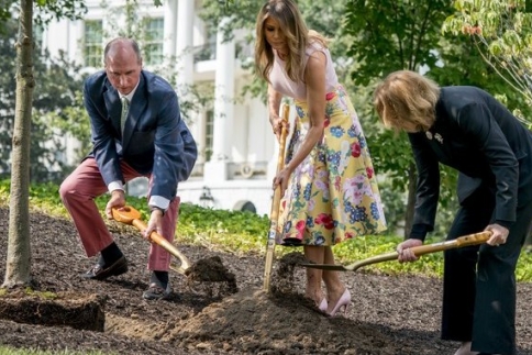 Melania Trump: Για δενδροφύτευση με γόβες και φούστα 3500 δολαρίων