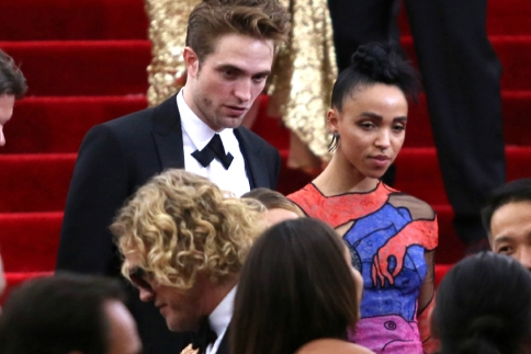 Robert Pattinson- FKA Twigs: Full ερωτευμένοι στο Met Gala
