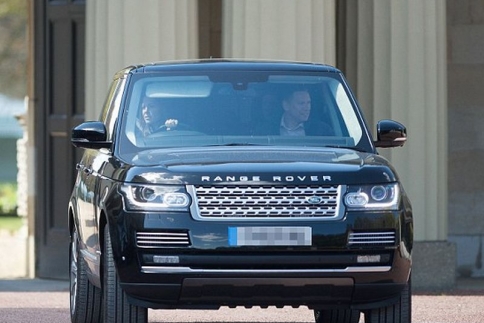 Kate Middleton: Βόλτα με το jeep λίγο πριν γεννήσει