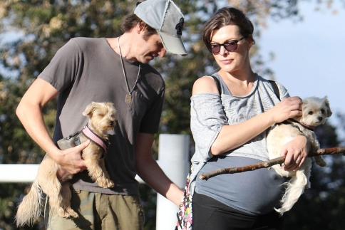 Mila Jovovich: Βόλτες με τον άντρα της λίγο πριν γεννήσει