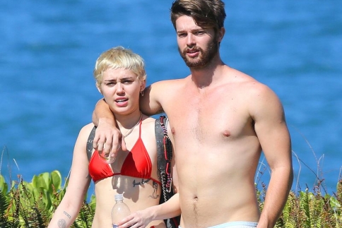 Miley Cyrus: Εκείνη δουλεύει, ο Patrick γλεντάει!