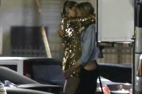 Η Miley Cyrus ανταλλάσσει παθιασμένα φιλιά με τον άγγελο της Victoria's Secret