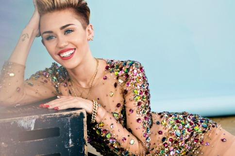 Miley Cyrus: Ποζάρει topless μέσα στην μπανιέρα της