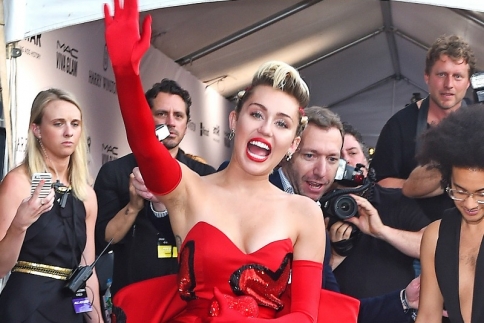Miley Cyrus: Και τουαλέτα και αξύριστη μασχάλη; 