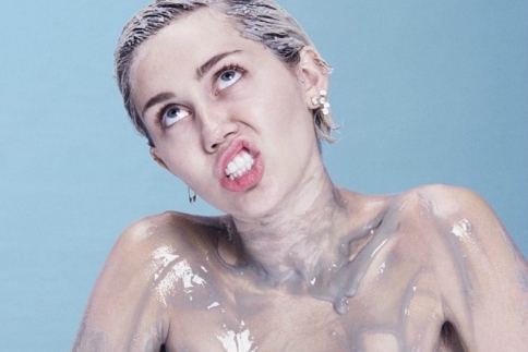 Miley, γυμνή είσαι πάλι; Τώρα και πασαλειμμένη με λάσπη!