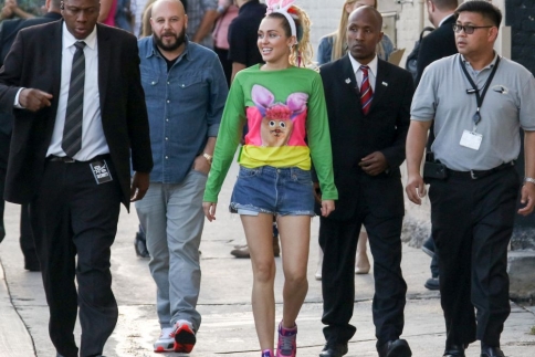 Που πάει ντυμένη κουνελάκι η Miley Cyrus;