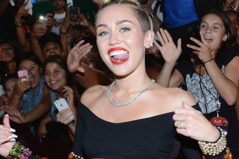 H Miley Cyrus ξαναχτυπά! Οι topless βουτιές στην παραλία 
