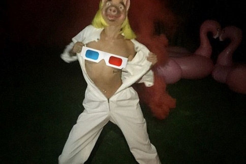 Miley Cyrus: Φόρεσε μάσκα γουρουνιού και φωτογραφήθηκε topless
