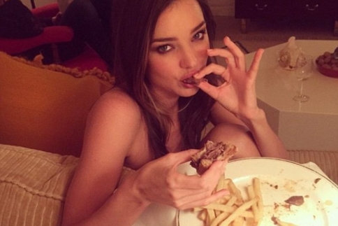Miranda Kerr: Τρώει burger… γυμνή!