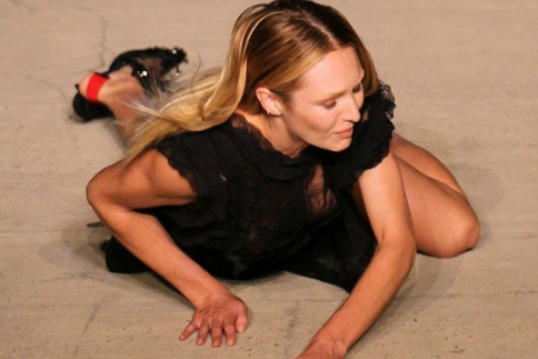 Οοps!Η Candice Swanepoel (supermodel) προσγειώθηκε ανώμαλα στην πασαρέλα!
