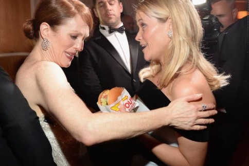 Julianne Moore: Την κέρασε… cheeseburger η Reese Witherspoon!